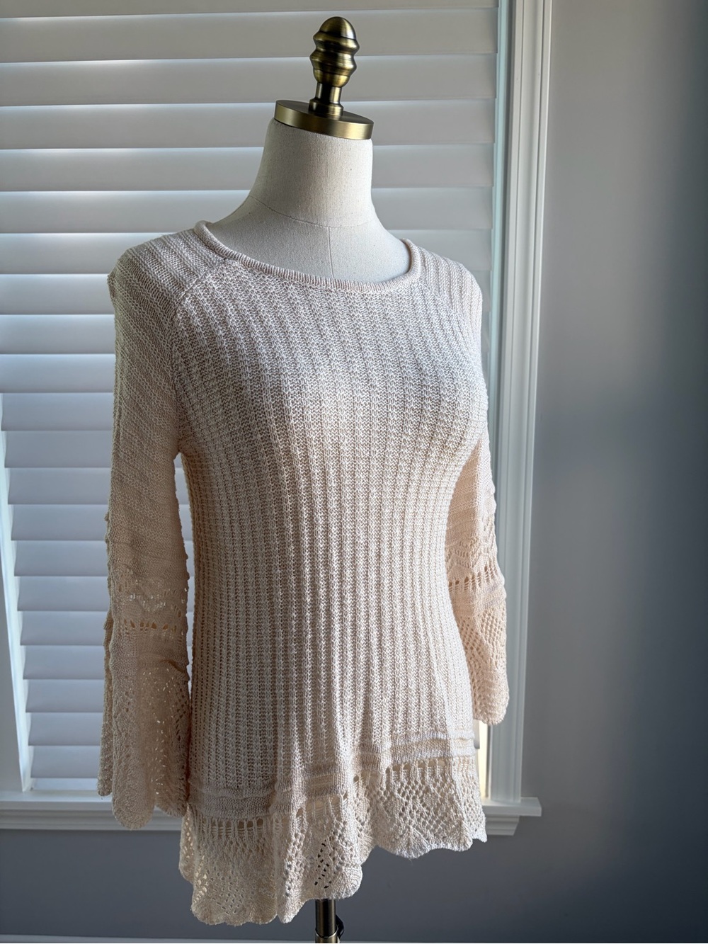 Lauren Conrad Womenโs Cream Knit Bell-Sleeve Sweater Top